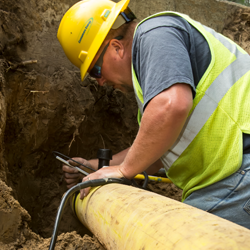 worker with gas pipline